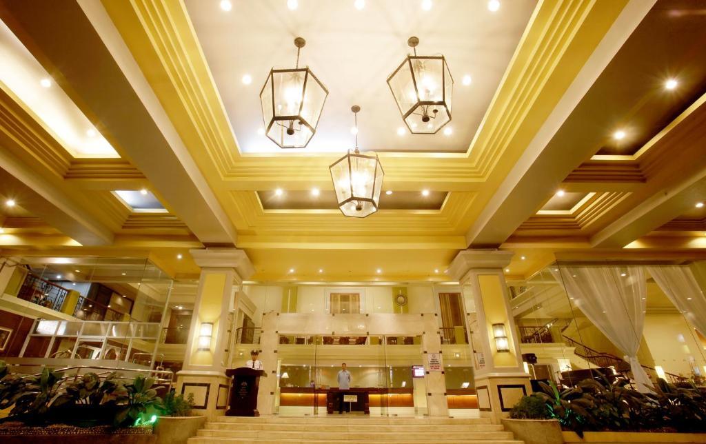 The Royal Mandaya Hotel Davao City Buitenkant foto