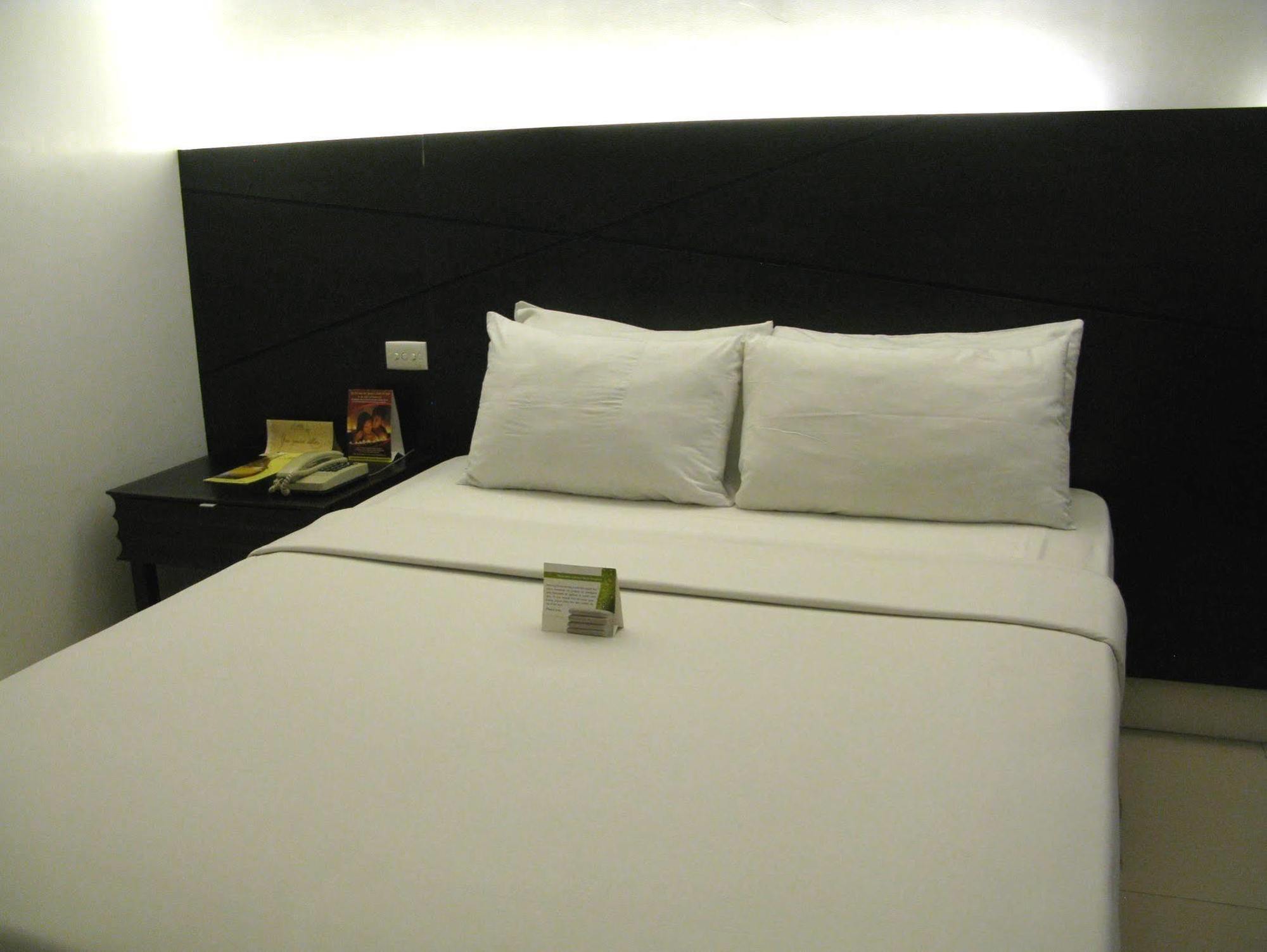 The Royal Mandaya Hotel Davao City Buitenkant foto