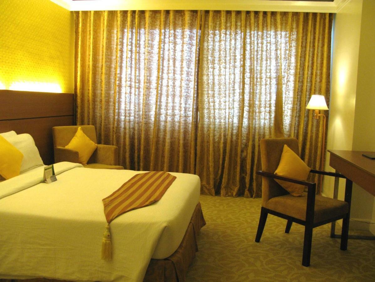 The Royal Mandaya Hotel Davao City Buitenkant foto